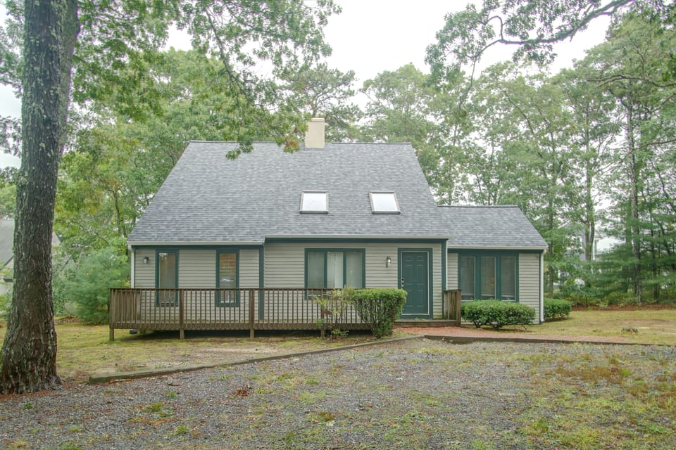 Retreat 2 Mi to Cape Cod Beaches! Bring Your Pets House in New Seabury