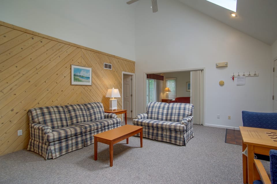 Retreat 2 Mi to Cape Cod Beaches! Bring Your Pets House in New Seabury
