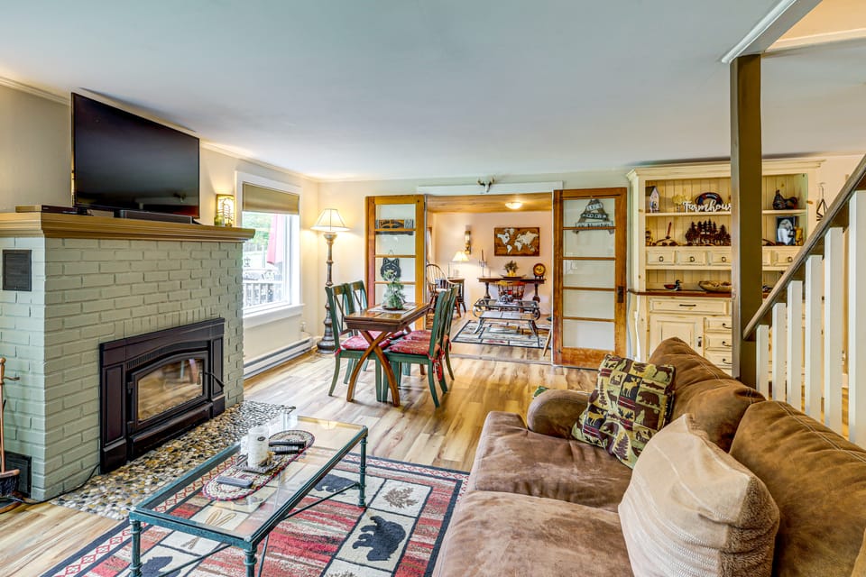 1/2 Mi to Marina! Lake George Group Getaway House in Bolton