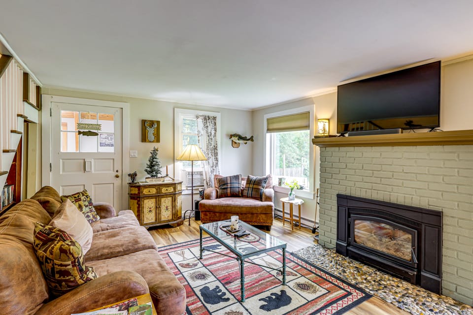 1/2 Mi to Marina! Lake George Group Getaway House in Bolton