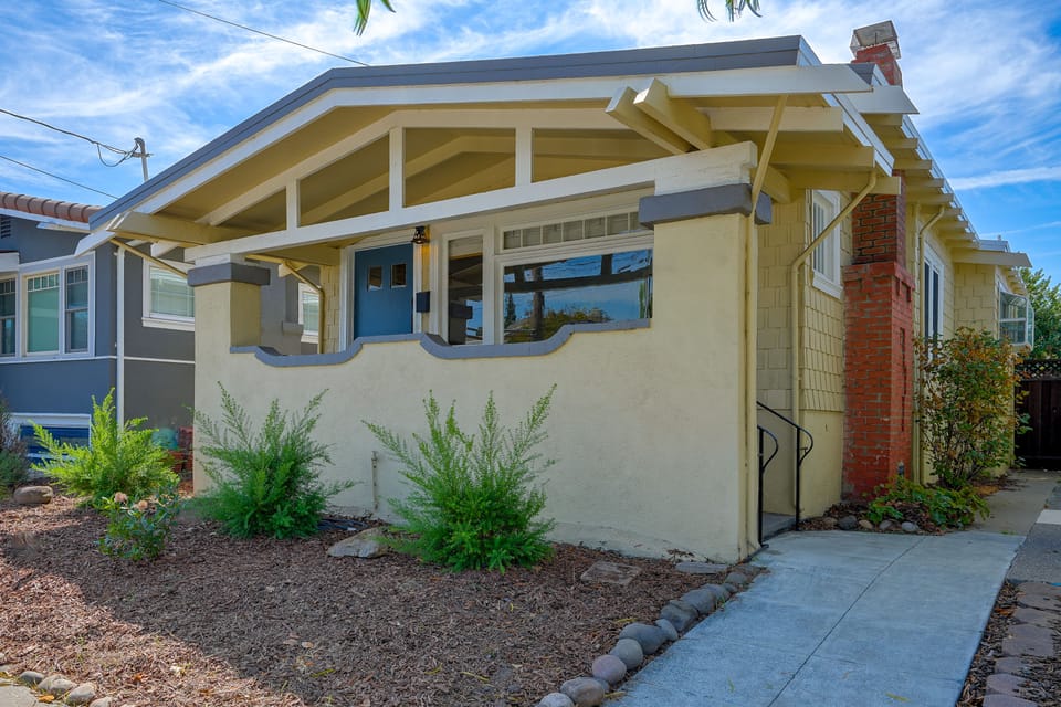 1 Mi to Beach, Walk to Restaurants Cozy Home House in Alameda