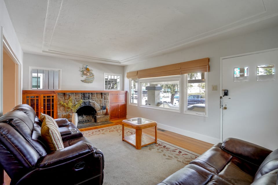 1 Mi to Beach, Walk to Restaurants Cozy Home House in Alameda