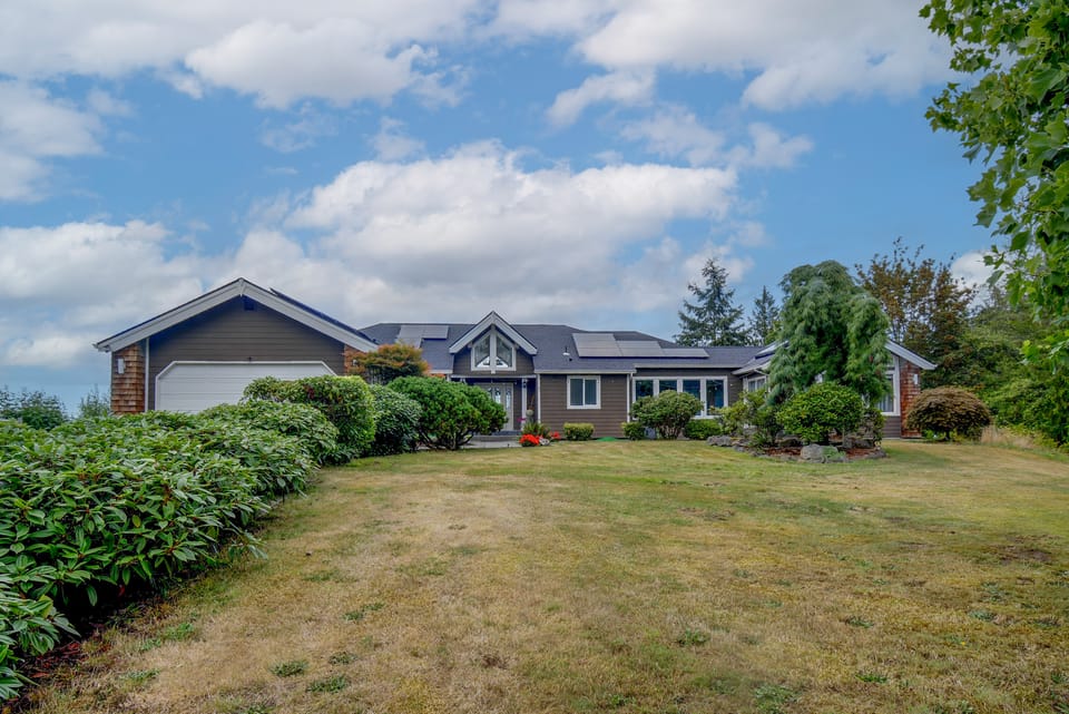 4-Unit Group Retreat! 2 Hot Tubs & Walk to Beach House in Hansville