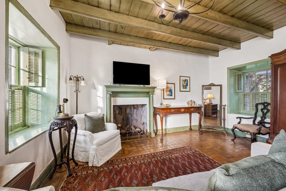 Pond & Longhorn Views! Timeless Round Top Retreat House in Round Top