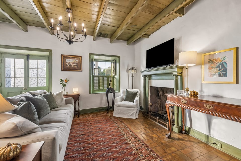 Pond & Longhorn Views! Timeless Round Top Retreat House in Round Top
