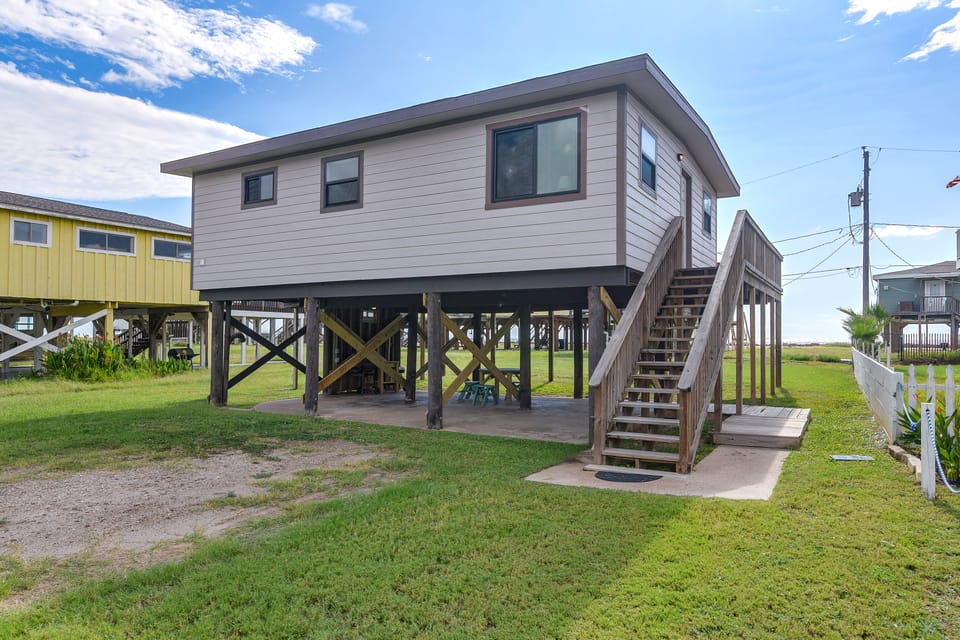 Walk to Surfside Beach! Ocean-View Retreat w/ Yard House in Surfside Beach