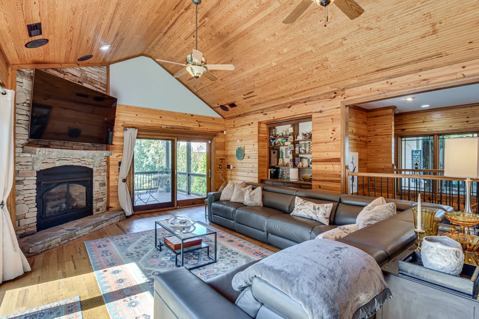 Pool, Hot Tub & Dock: Lake Hartwell Home House in Lake Hartwell