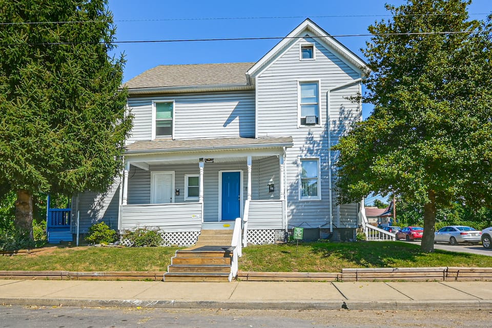 Modern 1BR: Queen Bed, Coffee Bar & Walkin Shower Apartment in Parkersburg