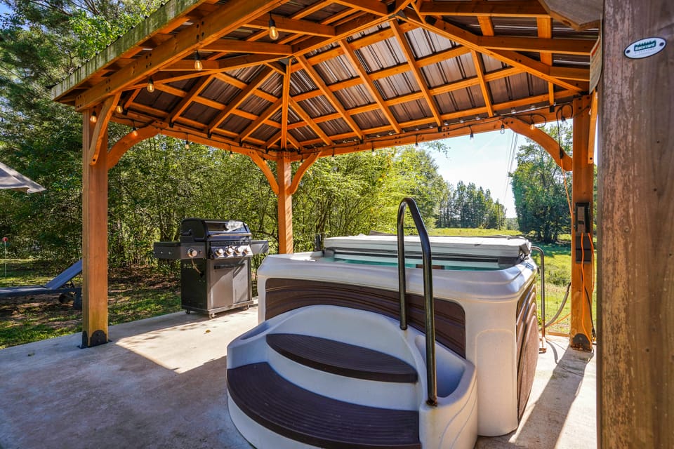 Hot Tub, Bar & Fire Pit! Bowdon Farm Cabin House in Georgia