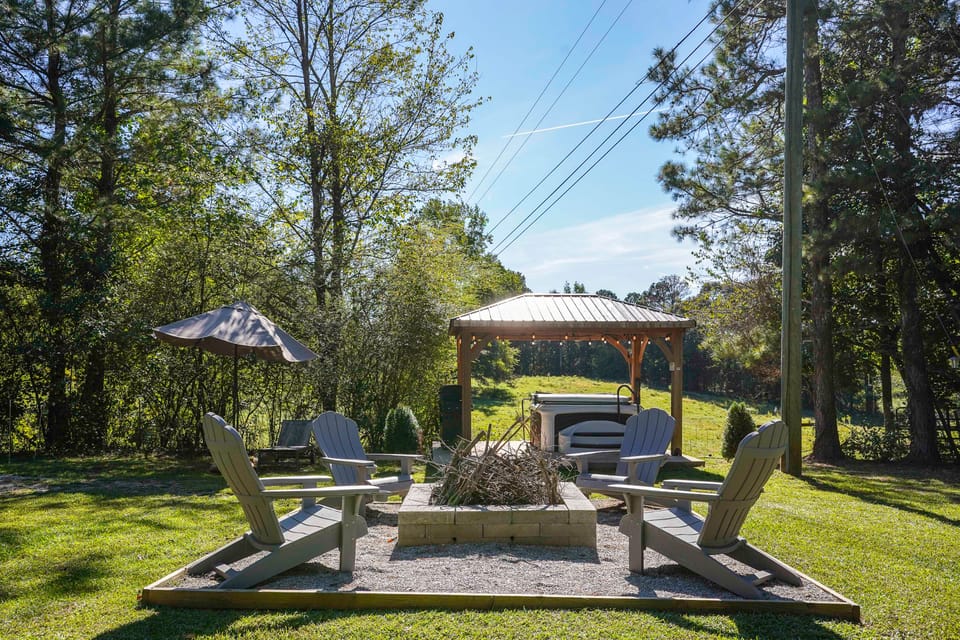 Hot Tub, Bar & Fire Pit! Bowdon Farm Cabin House in Georgia