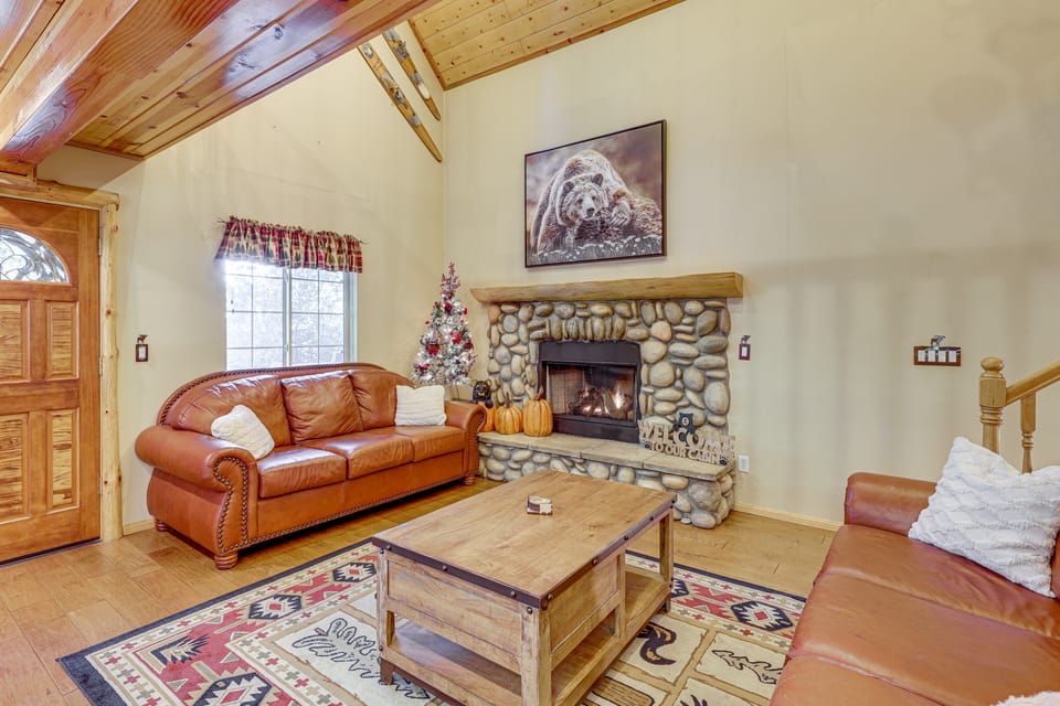 Cabin w/ Jacuzzi 1 Mi From Bear Mountain Ski House in Big Bear