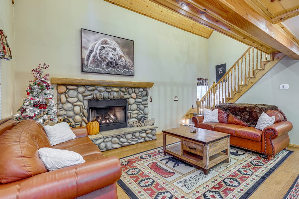 Cabin w/ Jacuzzi 1 Mi From Bear Mountain Ski House in Big Bear