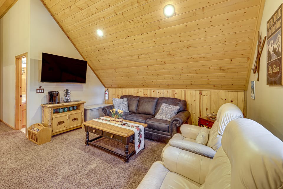 Cabin w/ Jacuzzi 1 Mi From Bear Mountain Ski House in Big Bear