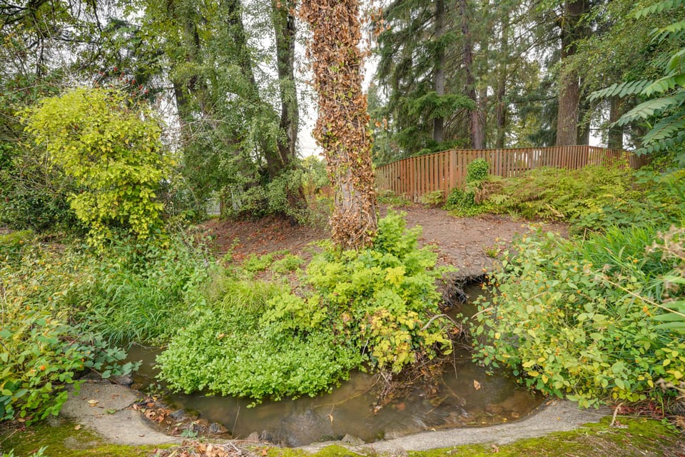 Creekside Escape Near Vancouver Medical Center House in Washington