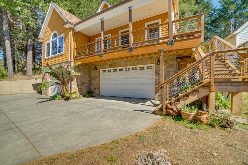 Retreat 1 Mi to Black Sands Beach & Trails! House in California