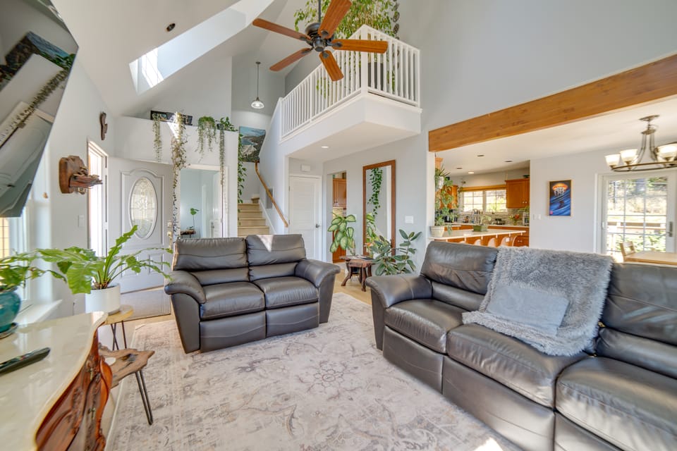 Retreat 1 Mi to Black Sands Beach & Trails! House in California