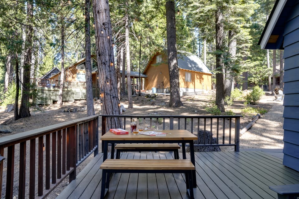 3 Mi to Calaveras Big Trees! Summer Camp Cabin House in Dorrington