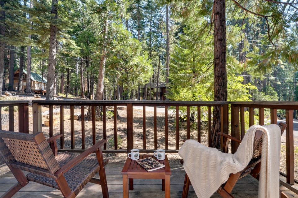 3 Mi to Calaveras Big Trees! Summer Camp Cabin House in Dorrington