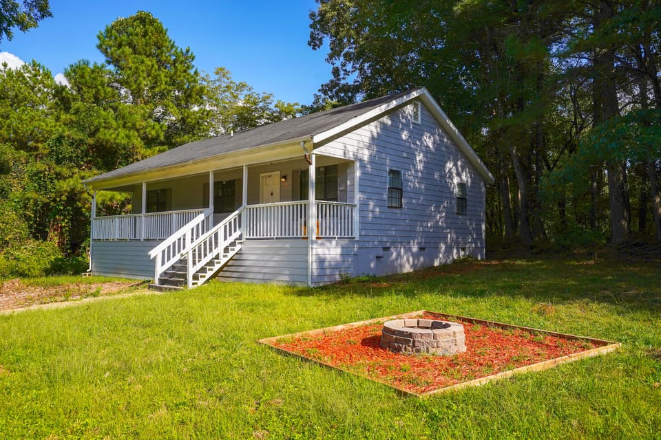 7 Mi to Mall of Georgia: Fire Pit & Yard House in Buford