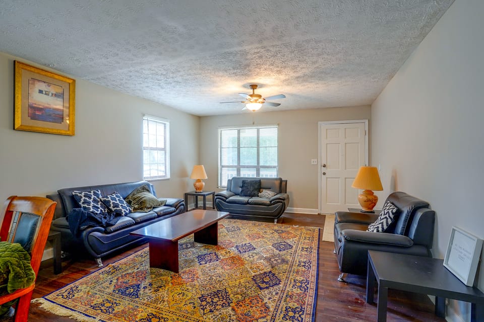 7 Mi to Mall of Georgia: Fire Pit & Yard House in Buford