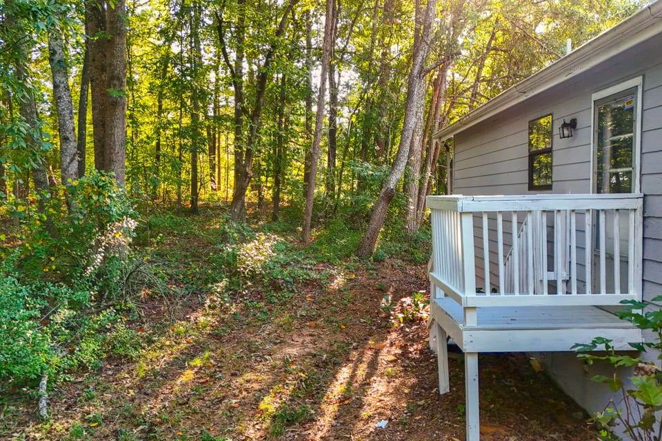 7 Mi to Mall of Georgia: Fire Pit & Yard House in Buford