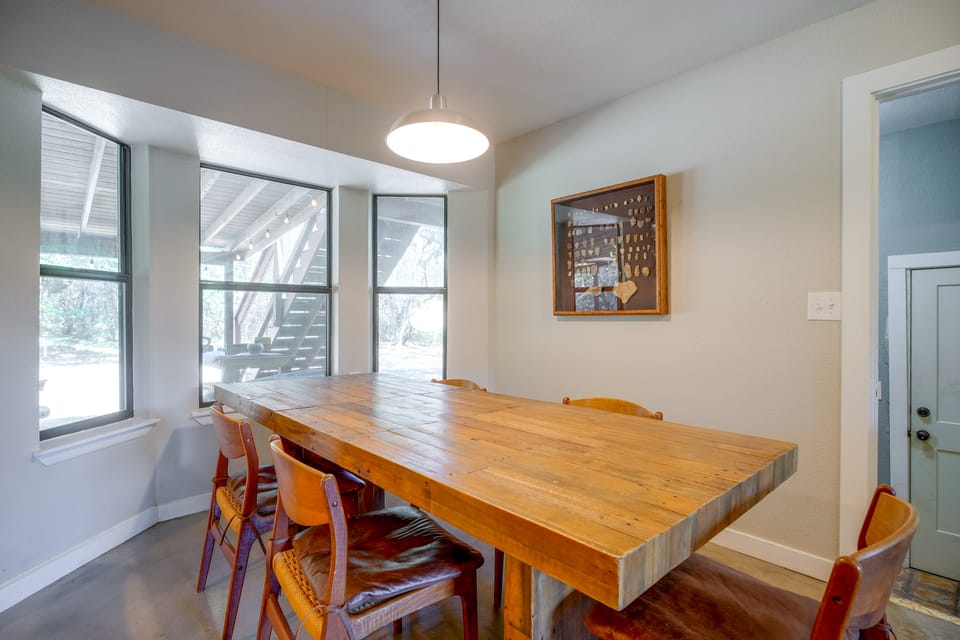 9 Mi to Six Flags! Wooded Retreat w/ Patio House in San Antonio