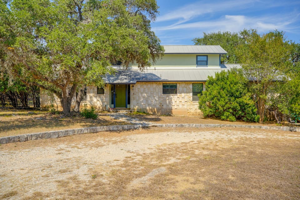 9 Mi to Six Flags! Wooded Retreat w/ Patio House in San Antonio