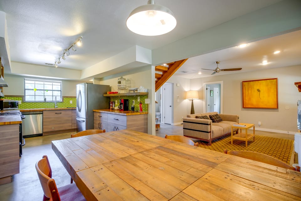 9 Mi to Six Flags! Wooded Retreat w/ Patio House in San Antonio