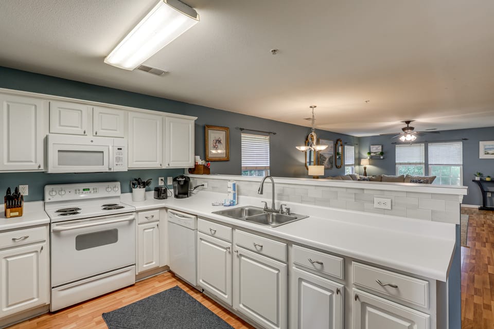 Golf + Pool Fun! Family Condo 6 Mi to Myrtle Beach Apartment in Carolina Forest
