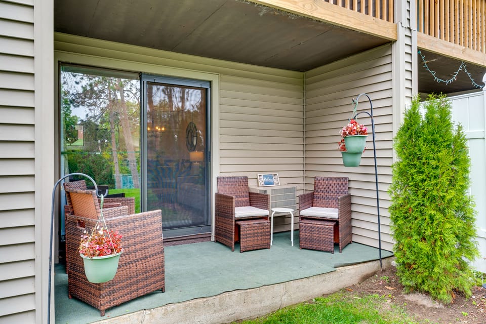 10 Mi to Gunstock Resort! Condo Near Lake Access Apartment in Laconia
