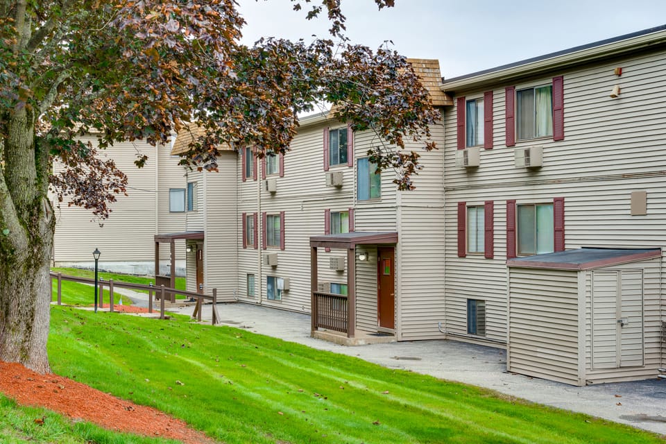 10 Mi to Gunstock Resort! Condo Near Lake Access Apartment in Laconia
