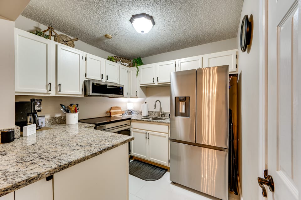 10 Mi to Gunstock Resort! Condo Near Lake Access Apartment in Laconia