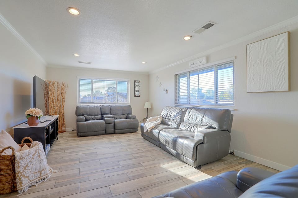 Half-Acre Yard, Modern Interior! Aurora Home House in Aurora