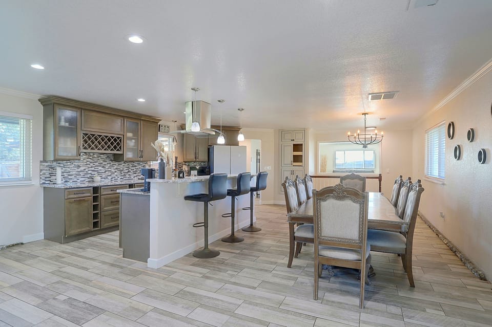Half-Acre Yard, Modern Interior! Aurora Home House in Aurora