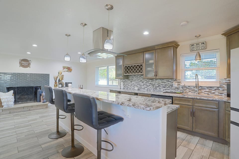 Half-Acre Yard, Modern Interior! Aurora Home House in Aurora