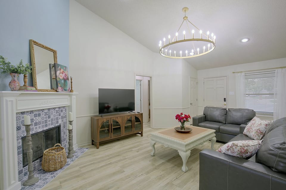 The Iola / Chic Vintage Glam & Modern Comfort House in Lubbock
