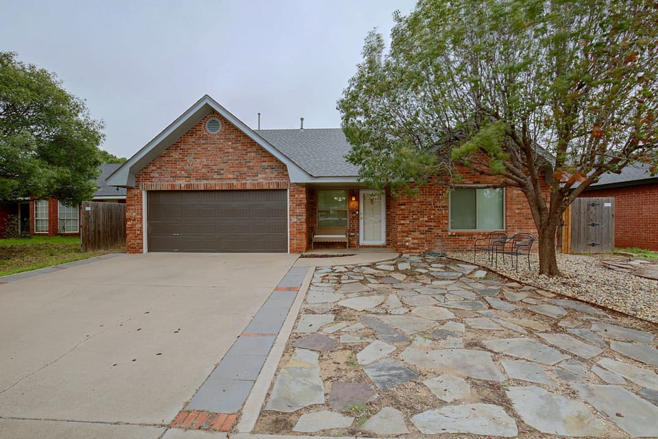 The Iola / Chic Vintage Glam & Modern Comfort House in Lubbock