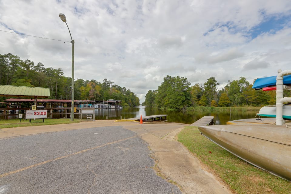 Across From Marina! Over 4k Sq Ft Lodge! House in Georgia