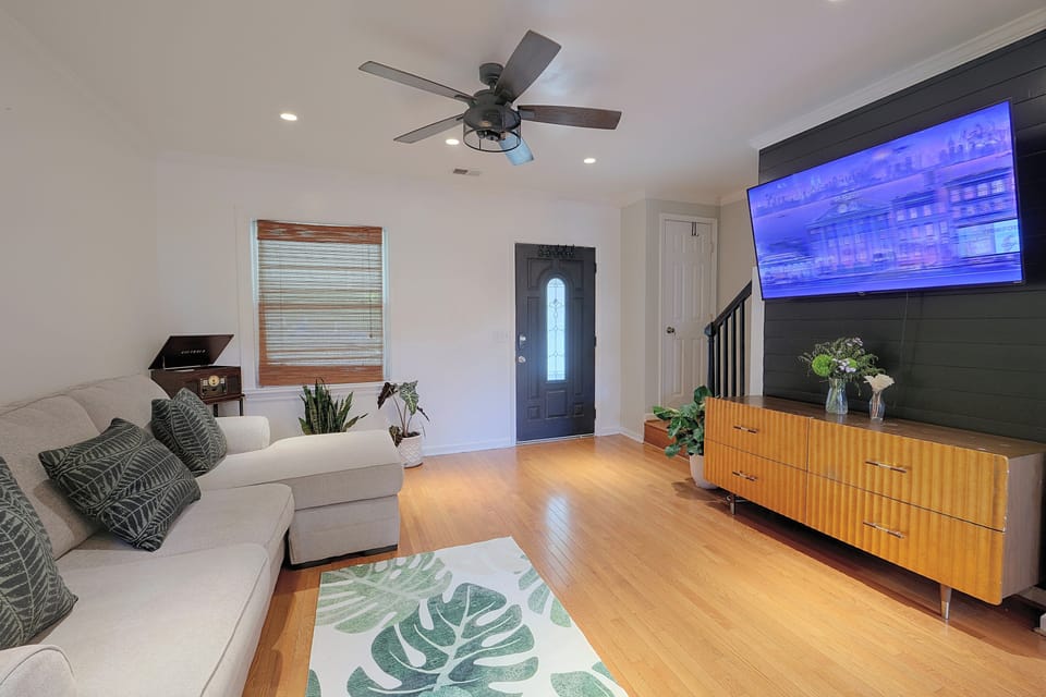 Steps to Metro: Old Town Alexandria Townhome Apartment in Alexandria