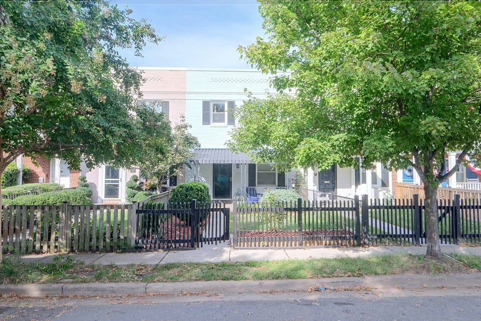 Steps to Metro: Old Town Alexandria Townhome Apartment in Alexandria