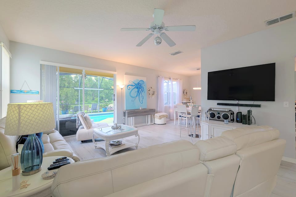 Lanai, Pool & Patio Bar! Spacious Home Near WDW House in Loughman