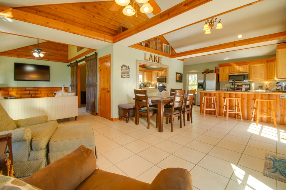 Grand Lake Escape: Deck, Hot Tub, Views! House in Lake O The Cherokees