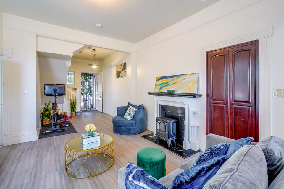 2 Mi to USC & Venues! Duplex w/ Workout Equipment Apartment in Los Angeles