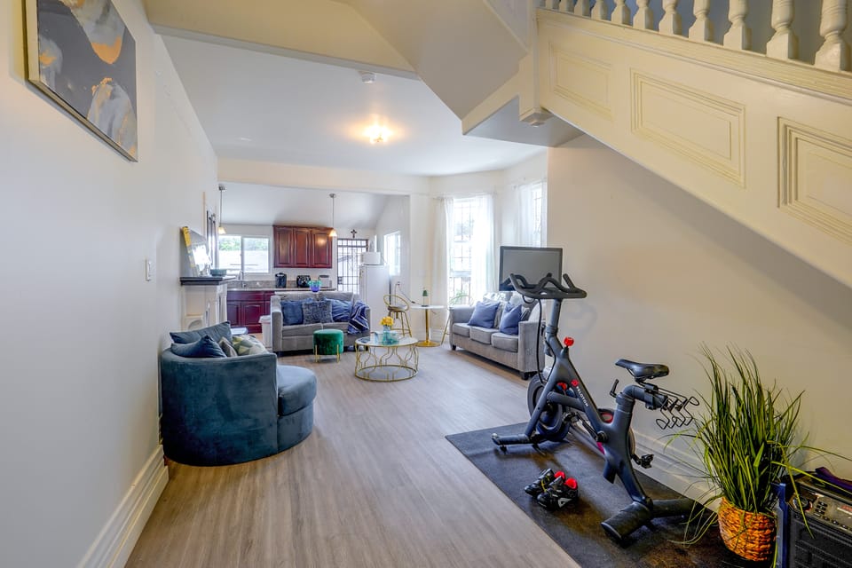 2 Mi to USC & Venues! Duplex w/ Workout Equipment Apartment in Los Angeles