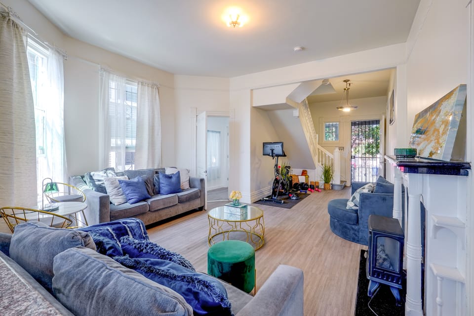 2 Mi to USC & Venues! Duplex w/ Workout Equipment Apartment in Los Angeles