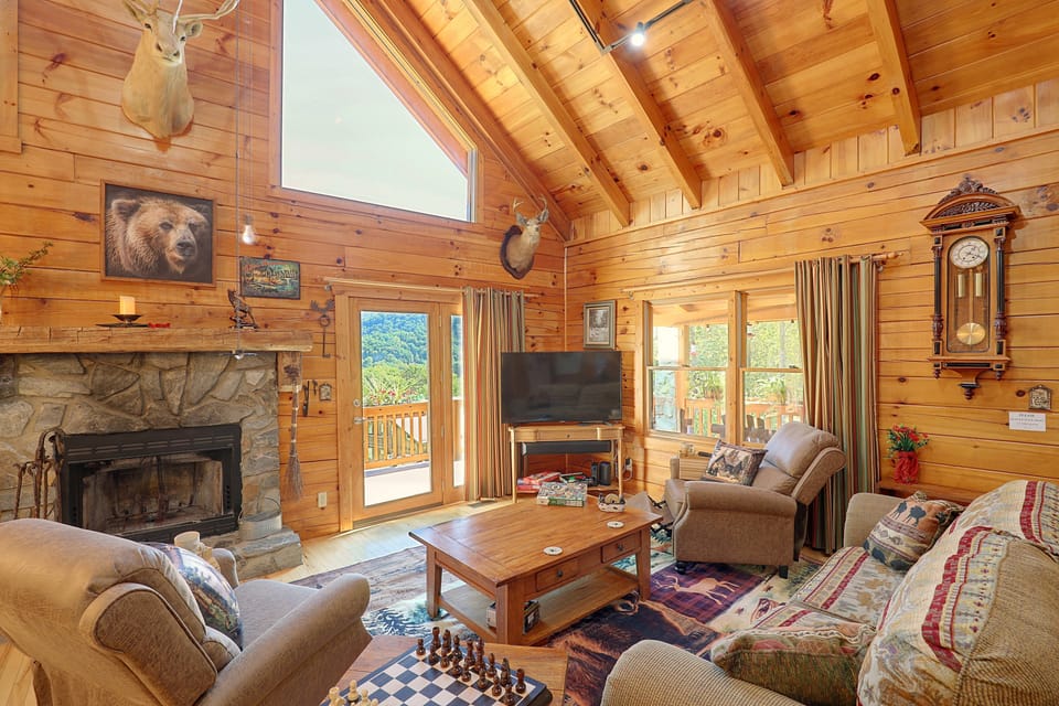Mtn Views from Every Deck without The Mtn Drive! House in Maggie Valley