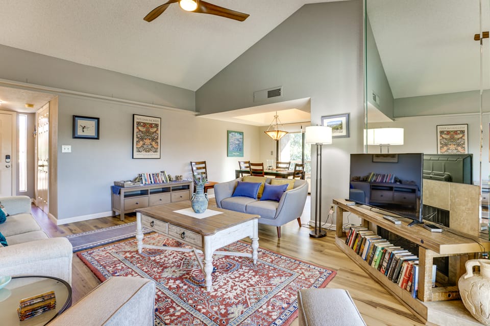 Pool & Spa! Stylish 2nd-Floor Scottsdale Retreat Apartment in Scottsdale