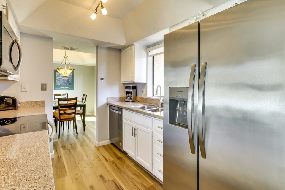 Pool & Spa! Stylish 2nd-Floor Scottsdale Retreat Apartment in Scottsdale