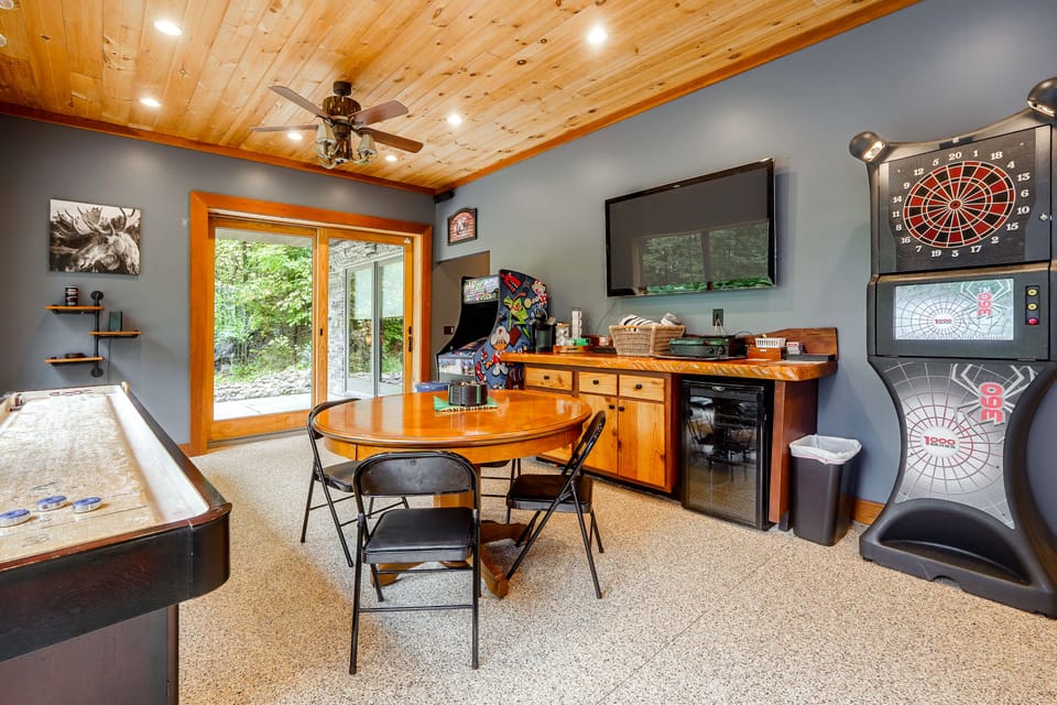 Game Room, Hot Tub! Retreat 3 Mi to Holiday Valley House in Cattaraugus