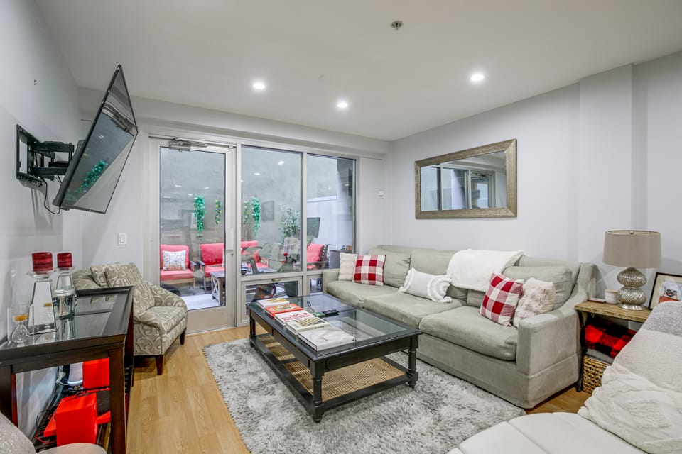 Viva La Dolce Vita in the Heart of Little Italy! Apartment in San Diego